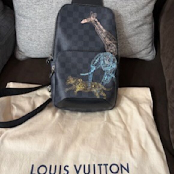 Louis Vuitton Damier Graphite Avenue Slingbag - Picture 4 of 12